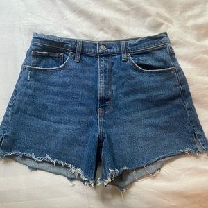 Abercrombie high rise 4” mom short